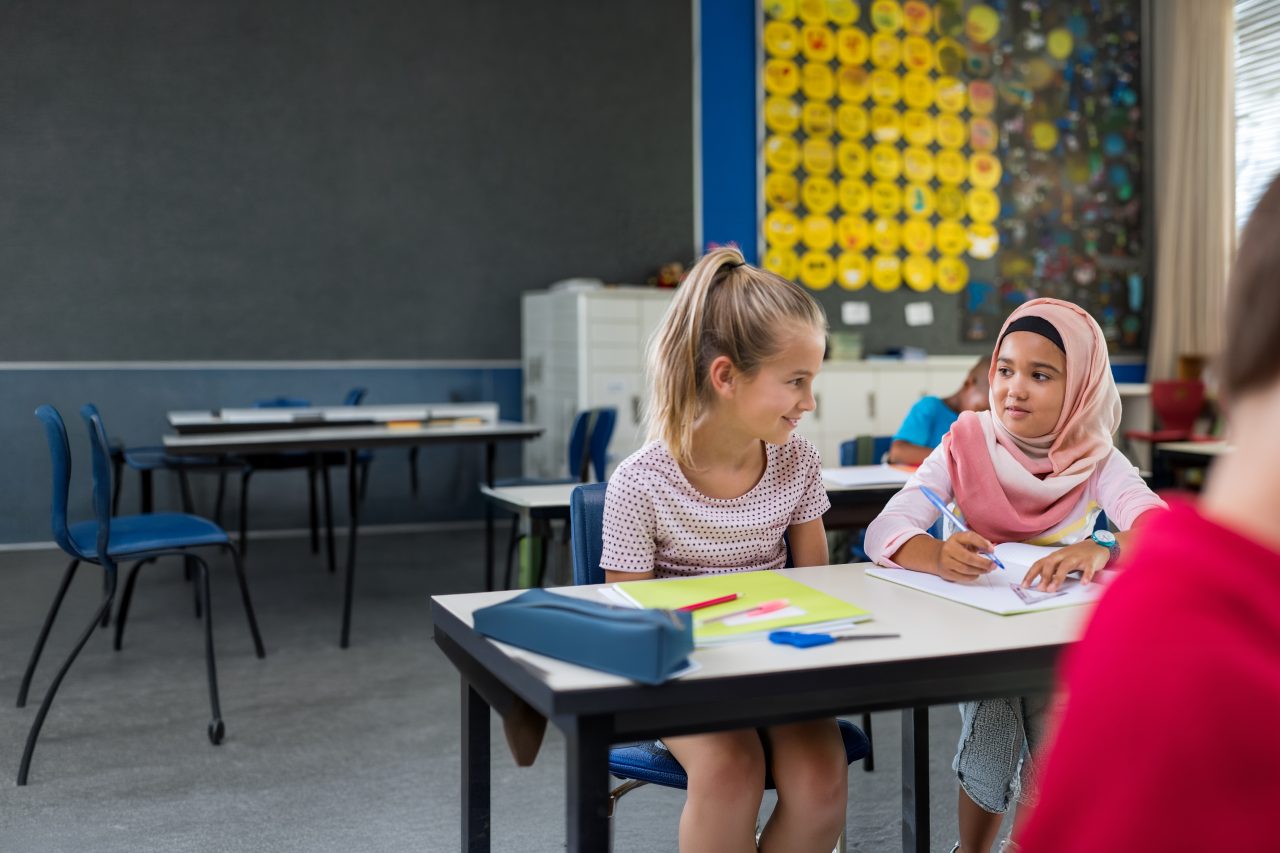 Elever med ulik etnisk bakgrunn i klasserommet