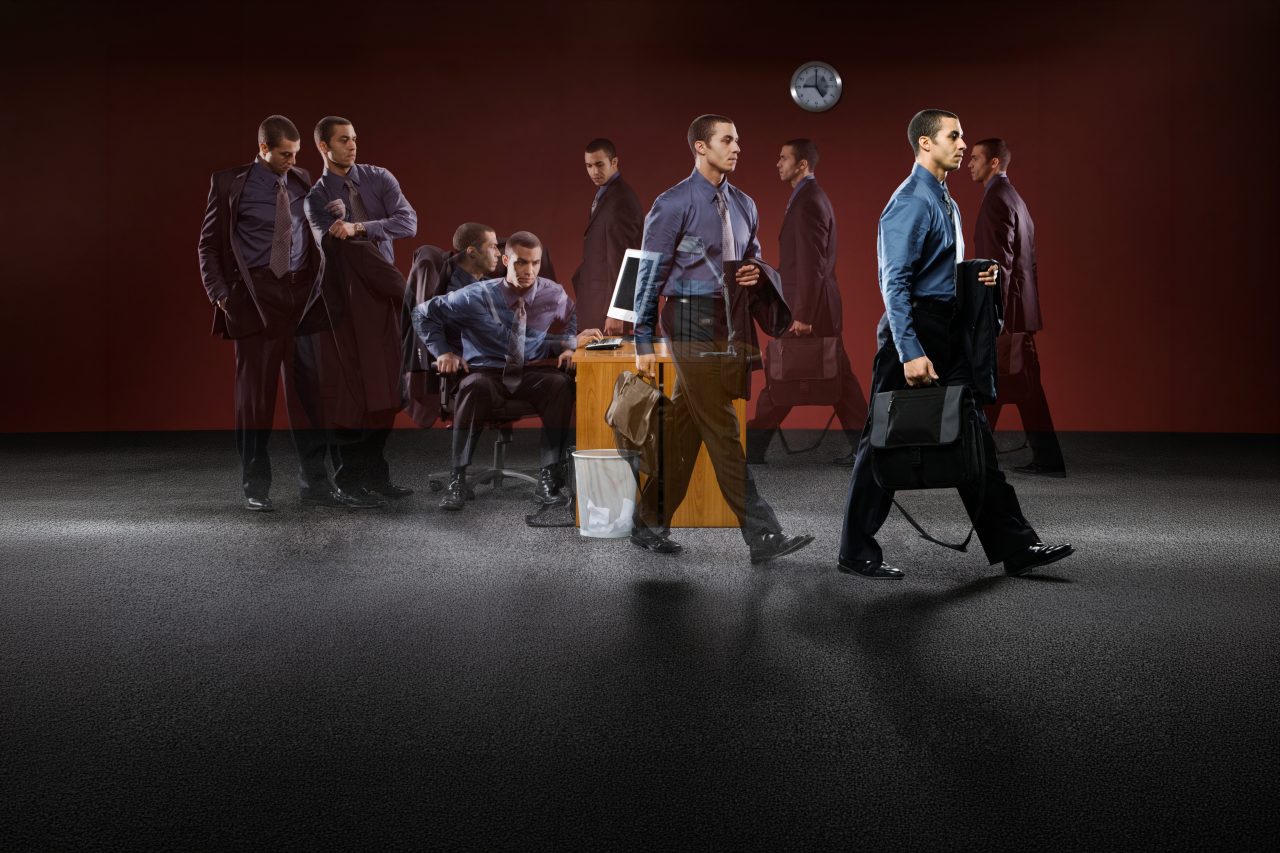 En mann som går på jobb, jobber og går hjem