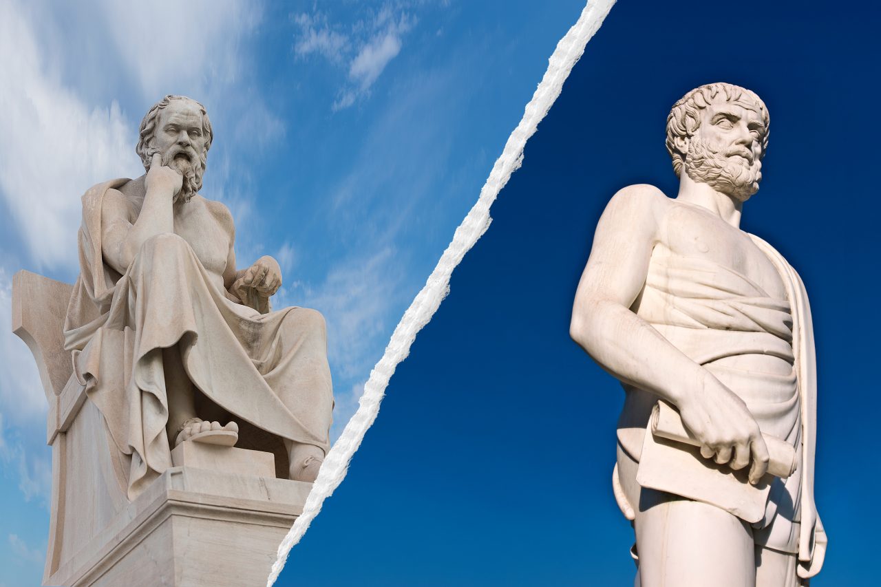 Statue av Sokrates og Aristoteles