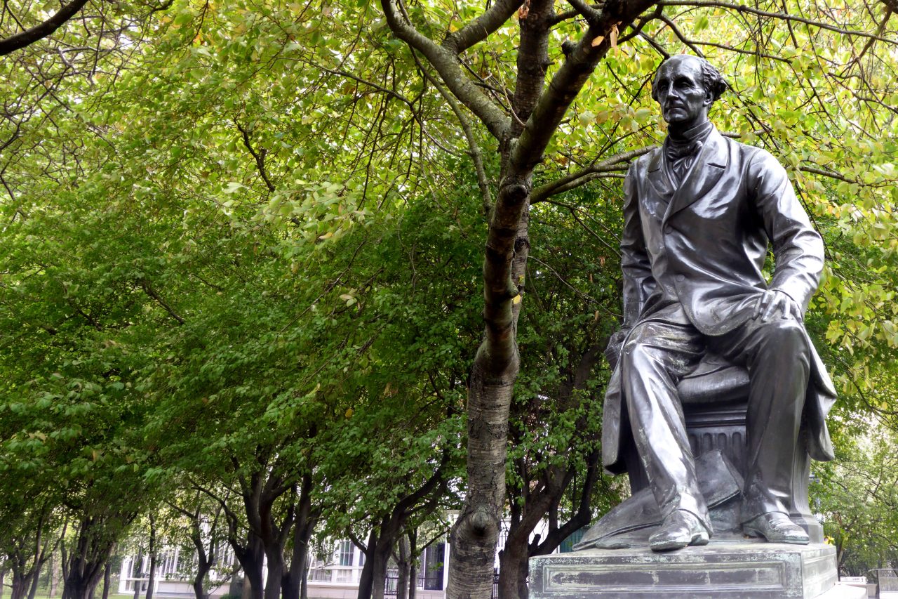 Statue av John Stuart Mill