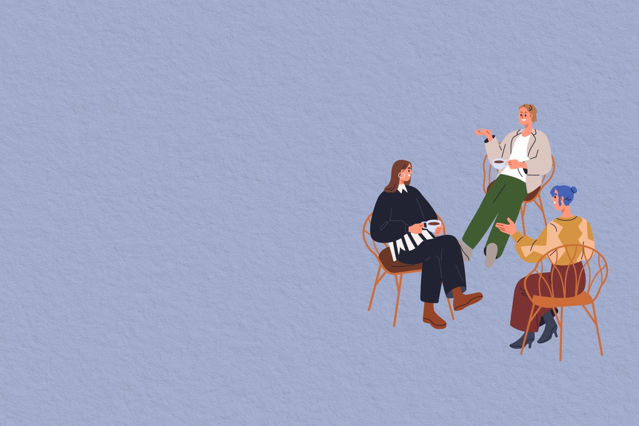 Tre kvinner som sitter og snakker over en kopp kaffe