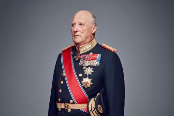 Offisielt portrett av Hans Majestet Kong Harald i uniform